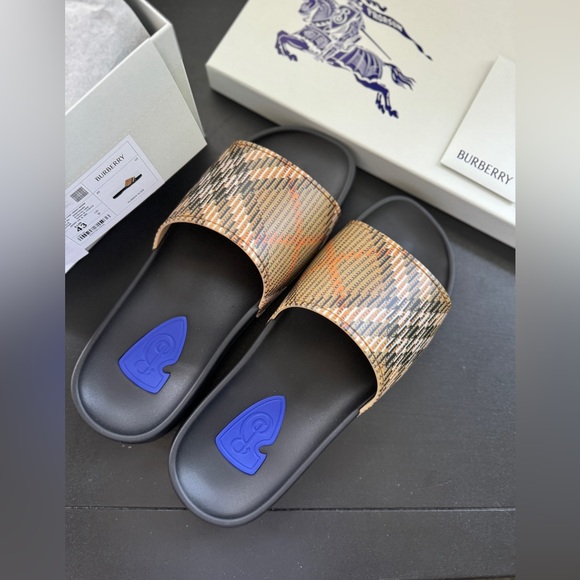 Burberry Men’s New Slides Sandals Beige & Black Check Dive Pool Slides Size 43 - Picture 1 of 12